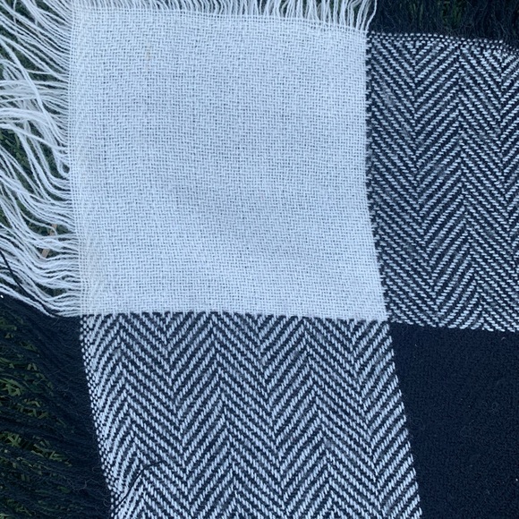 Acrylic Black and White Square Fringed scarf - Picture 4 of 9